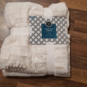 Modern Expressions Faux Fur Throw-white